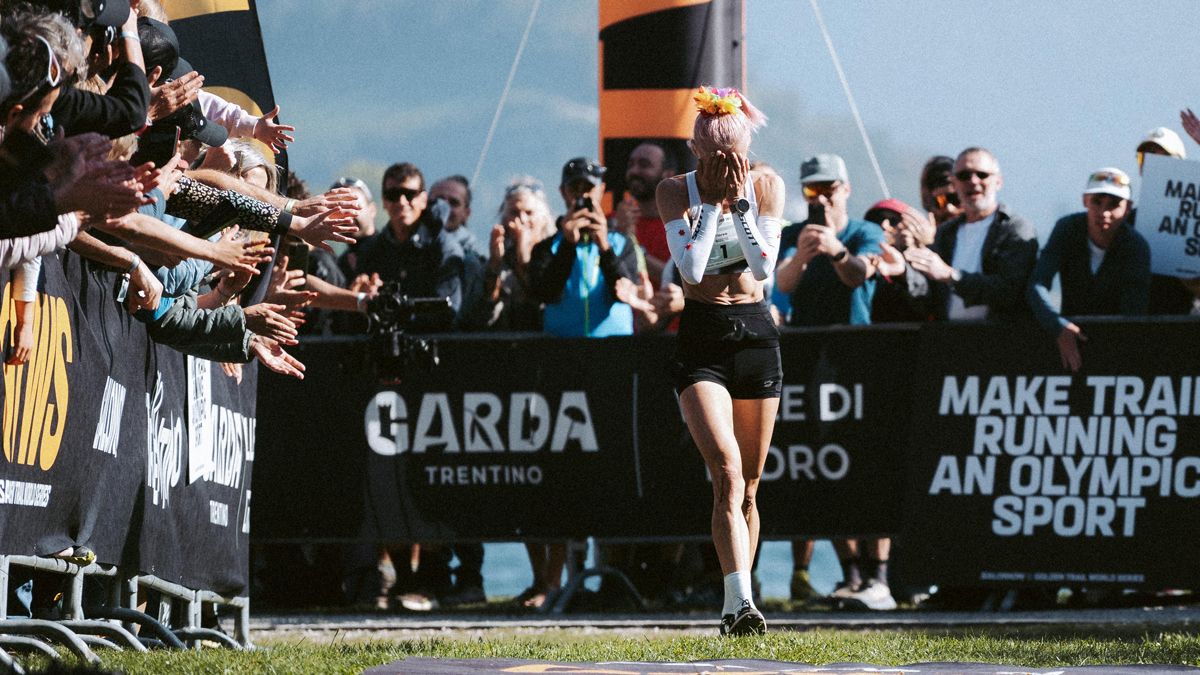 Mădălina Florea na cilju finala Golden Trail World Series 2025